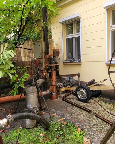 Bohranlage im engen Innenhof des Bestandsgebäudes