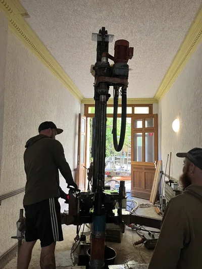 Kompaktes Bohrgerät im Eingangsbereich des Bestandsgebäudes